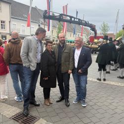 Traditionelles Maibaum-Aufstellen am Hauptplatz in Leibnitz