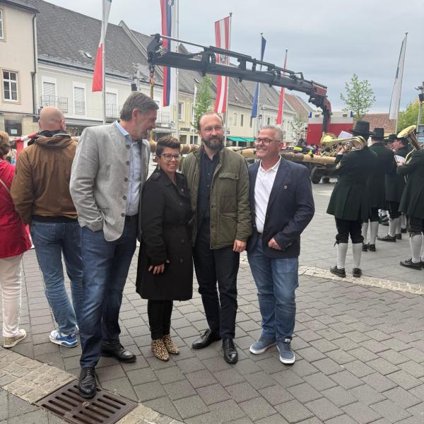 Traditionelles Maibaum-Aufstellen am Hauptplatz